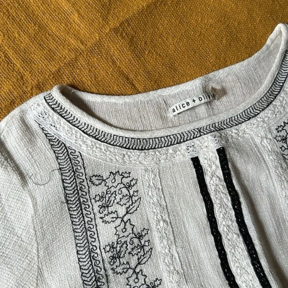 <3 Alice + Olivia Janelle Embroidered Peasant Blouse